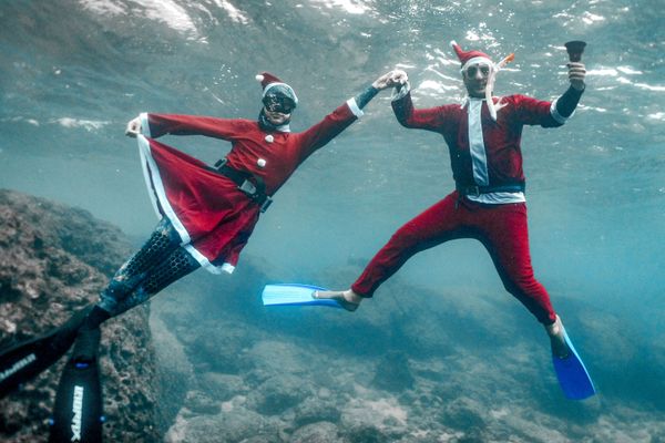 Freedivers dressed in Saint Nicholas (Santa Claus) costumes pose for a picture while submerged underwater off the coast of Lebanon's northern city of Batroun on Christmas eve on 24 December 2021. Freedivers dressed in Saint Nicholas (Santa Claus) costumes pose for a picture while submerged underwater off the coast of Lebanon's northern city of Batroun on Christmas eve on 24 December 2021. - Sputnik International