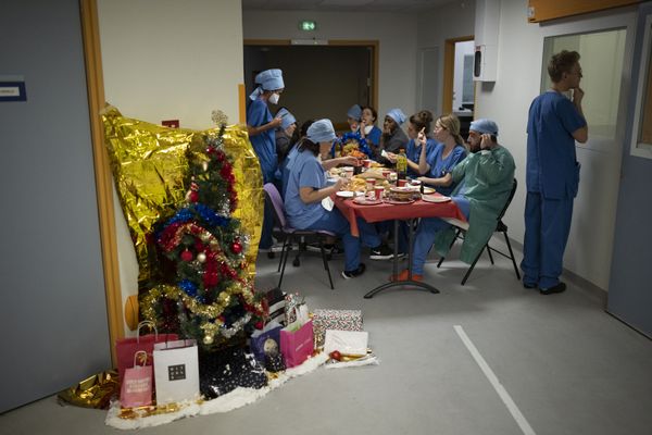 Junior doctor Tom Ballas looks into the room of a patient as doctors and nurses share a Christmas Eve meal together in the COVID-19 intensive care unit at la Timone hospital in Marseille, southern France, Friday, 24 December 2021. Junior doctor Tom Ballas looks into the room of a patient as doctors and nurses share a Christmas Eve meal together in the COVID-19 intensive care unit at la Timone hospital in Marseille, southern France, Friday, 24 December 2021. - Sputnik International