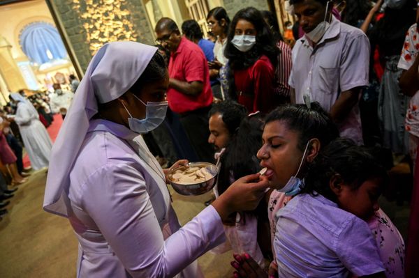 Christian devotees take communion during a Christmas mass at the Basilica of Our Lady of Lanka in Ragama on 25 December 2021. Christian devotees take communion during a Christmas mass at the Basilica of Our Lady of Lanka in Ragama on 25 December 2021. - Sputnik International