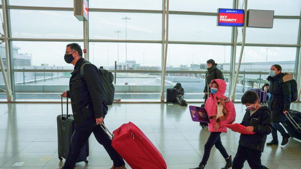 Passengers walk at John F. Kennedy International Airport after airlines announced numerous flights were cancelled during the spread of the Omicron coronavirus variant on Christmas Eve in Queens, New York City, U.S., 24 December 2021.  - Sputnik International
