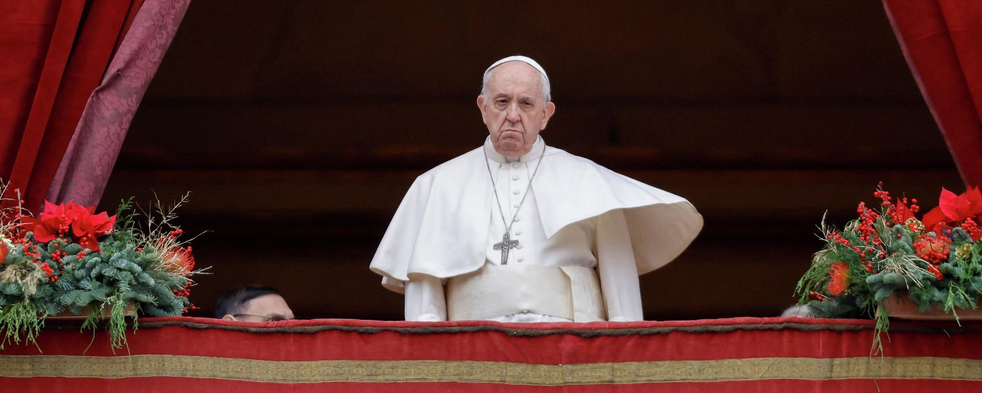 Pope Francis arrives to deliver his traditional Christmas Day Urbi et Orbi speech to the city and the world from the main balcony of St. Peter's Basilica at the Vatican, December 25, 2021 Pope Francis arrives to deliver his traditional Christmas Day Urbi et Orbi speech to the city and the world from the main balcony of St. Peter's Basilica at the Vatican, December 25, 2021 - Sputnik International, 1920, 26.12.2021