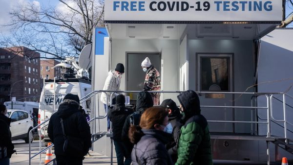 People queue for a coronavirus disease (COVID-19) test at a popup testing site as the Omicron coronavirus variant continues to spread in the Queens borough of New York City, U.S., December 23, 2021.  - Sputnik International