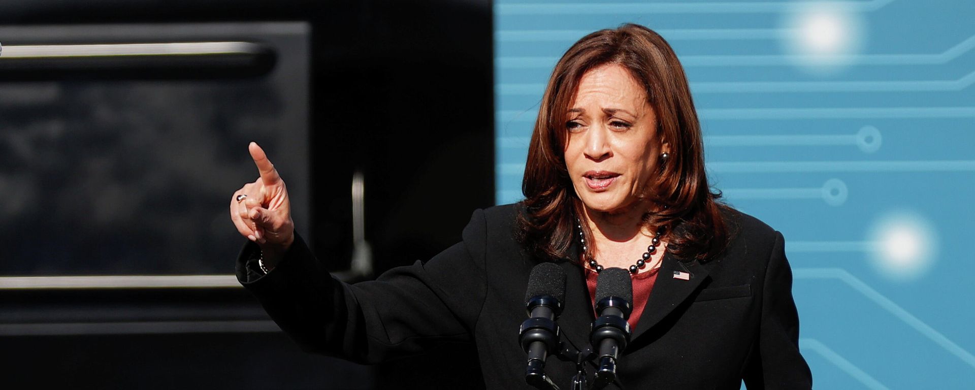 U.S. Vice President Kamala Harris gestures as she speaks during a visit at the Charlotte Area Transit System facility, in Charlotte, North Carolina, U.S. December 2, 2021. U.S. Vice President Kamala Harris gestures as she speaks during a visit at the Charlotte Area Transit System facility, in Charlotte, North Carolina, U.S. December 2, 2021. - Sputnik International, 1920, 26.12.2021