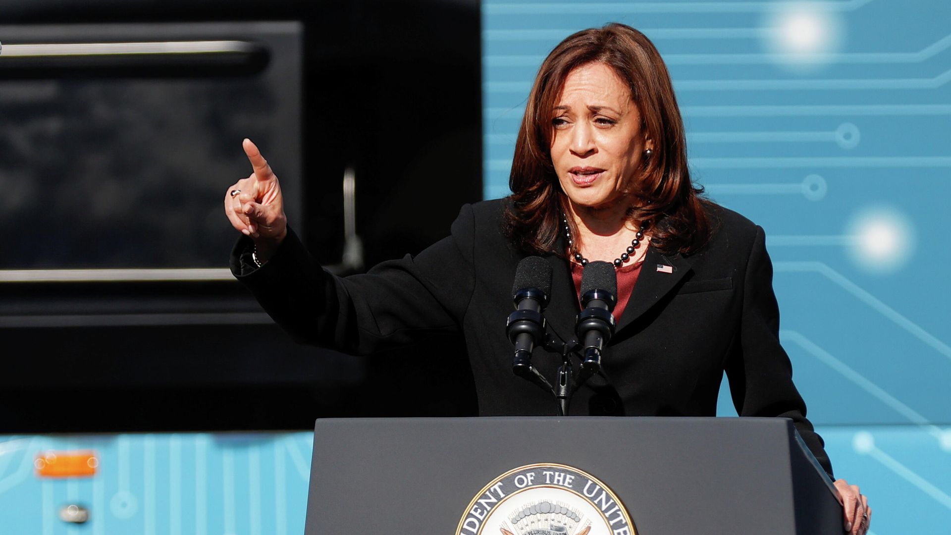 U.S. Vice President Kamala Harris gestures as she speaks during a visit at the Charlotte Area Transit System facility, in Charlotte, North Carolina, U.S. December 2, 2021. U.S. Vice President Kamala Harris gestures as she speaks during a visit at the Charlotte Area Transit System facility, in Charlotte, North Carolina, U.S. December 2, 2021. - Sputnik International, 1920, 26.12.2021