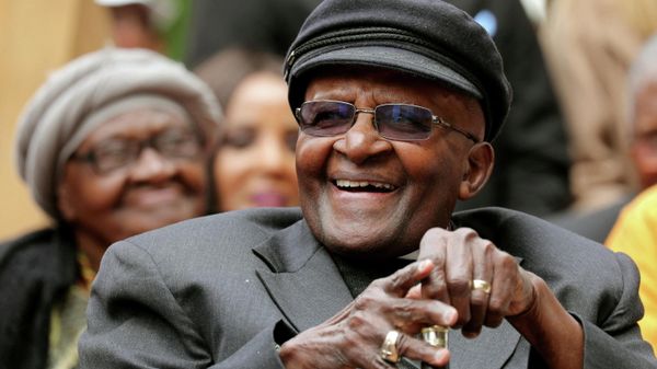 rchbishop Desmond Tutu laughs as crowds gather to celebrate his birthday by unveiling an arch in his honour outside St George's Cathedral in Cape Town, South Africa, October 7, 2017. - Sputnik International