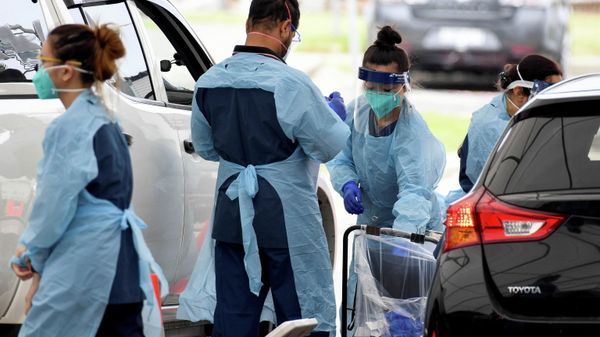 Healthcare workers administer COVID-19 tests at St Vincent's Hospital drive-through testing clinic at Bondi Beach in Sydney, December 17, 2021. - Sputnik International