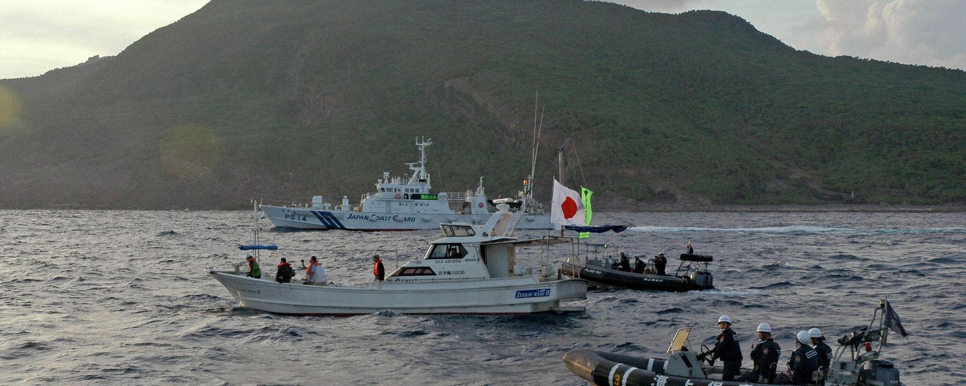 A Japanese Coast Guard boat and vessel sail alongside Japanese activists' fishing boat, not in photo, warning the activists away from a group of disputed islands called Senkaku by Japan and Diaoyu by China on Aug. 18, 2013 A Japanese Coast Guard boat and vessel sail alongside Japanese activists' fishing boat, not in photo, warning the activists away from a group of disputed islands called Senkaku by Japan and Diaoyu by China on Aug. 18, 2013 - Sputnik International, 1920, 17.10.2023