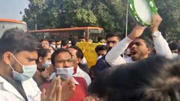 Resident Doctors march towards  Supreme Court of India  - Sputnik International