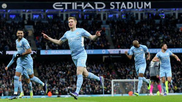 Manchester City's Kevin De Bruyne, center, celebrates after scoring the opening goal during the English Premier League soccer match between Manchester City and Leicester City at Etihad stadium in Manchester, England, Sunday, Dec. 26, 2021 - Sputnik International