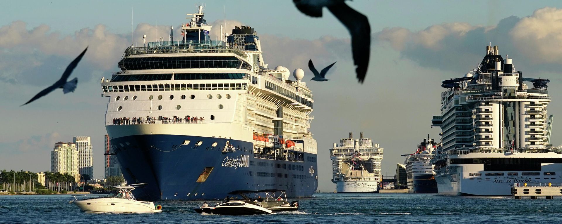 The Celebrity Summit cruise ship prepares to depart from PortMiami, Saturday, Nov. 27, 2021, in Miami. The Celebrity Summit cruise ship prepares to depart from PortMiami, Saturday, Nov. 27, 2021, in Miami. - Sputnik International, 1920, 27.12.2021