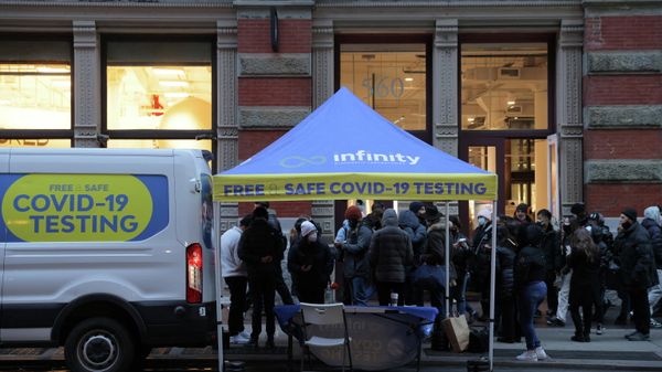People queue for a COVID-19 test on Broadway in SoHo as the Omicron coronavirus variant continues to spread in Manhattan, New York City, U.S., December 27, 2021. - Sputnik International