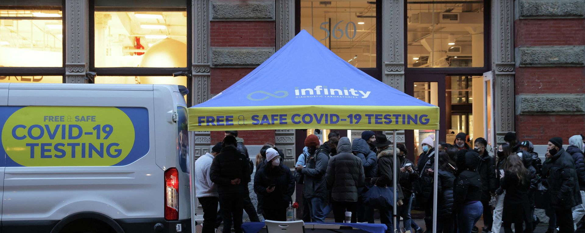 People queue for a COVID-19 test on Broadway in SoHo as the Omicron coronavirus variant continues to spread in Manhattan, New York City, U.S., December 27, 2021. People queue for a COVID-19 test on Broadway in SoHo as the Omicron coronavirus variant continues to spread in Manhattan, New York City, U.S., December 27, 2021. - Sputnik International, 1920, 27.12.2021