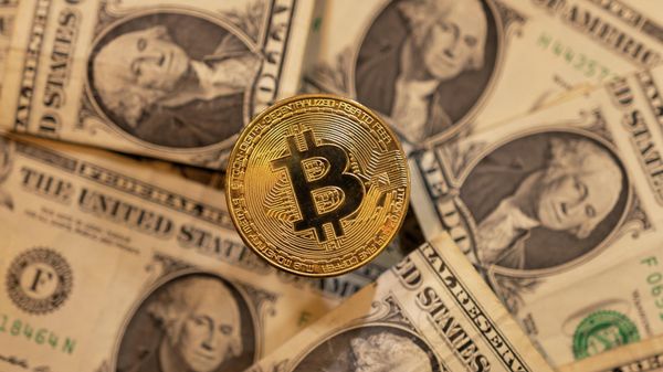 A representation of virtual cryptocurrency Bitcoin is placed on U.S. Dollar banknotes in this illustration taken November 28, 2021. - Sputnik International