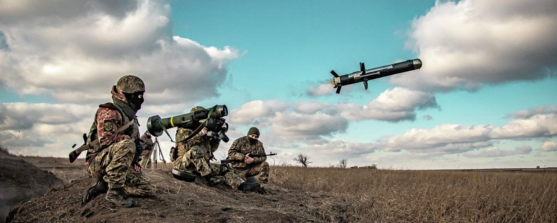 In this image released by the Ukrainian Defence Ministry Press Service, Ukrainian soldiers use a launcher with US Javelin missiles during military exercises in the Donetsk Region, Thursday, Dec. 23, 2021. In this image released by the Ukrainian Defence Ministry Press Service, Ukrainian soldiers use a launcher with US Javelin missiles during military exercises in the Donetsk Region, Thursday, Dec. 23, 2021. - Sputnik International, 1920, 08.04.2022