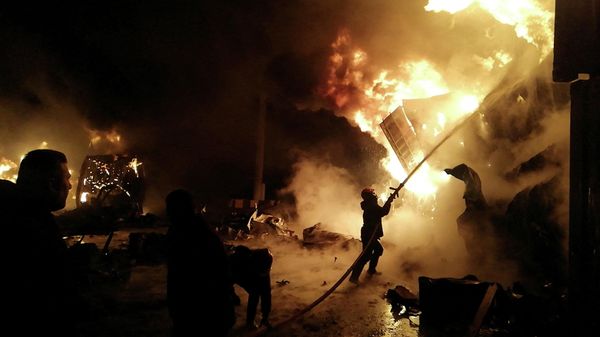 A Firefighter douses flames after Syrian state media reported an Israeli missile attack in a container storage area, at Syrian port of Latakia, Syria, in this handout picture released by SANA on December 28, 2021. - Sputnik International