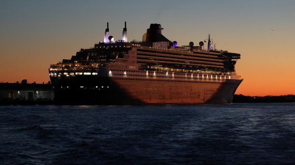 The Queen Mary 2 cruise ship by Cunard Line, owned by Carnival Corporation & plc. is seen docked at Brooklyn Cruise Terminal as the Omicron coronavirus variant continues to spread in Brooklyn, New York City, U.S., December 20, 2021. - Sputnik International