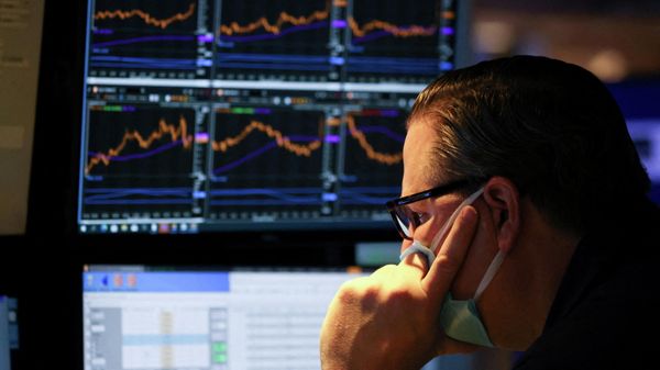A trader works on the trading floor on the last day of trading before Christmas at the New York Stock Exchange (NYSE) in Manhattan, New York City, U.S., December 23, 2021. - Sputnik International