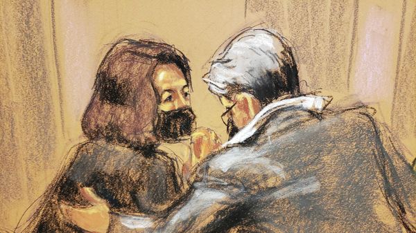 Defense attorney Bobbi Sternheim speaks with Jeffrey Epstein associate Ghislaine Maxwell during her trial in a courtroom sketch in New York City, U.S., December 28, 2021. - Sputnik International