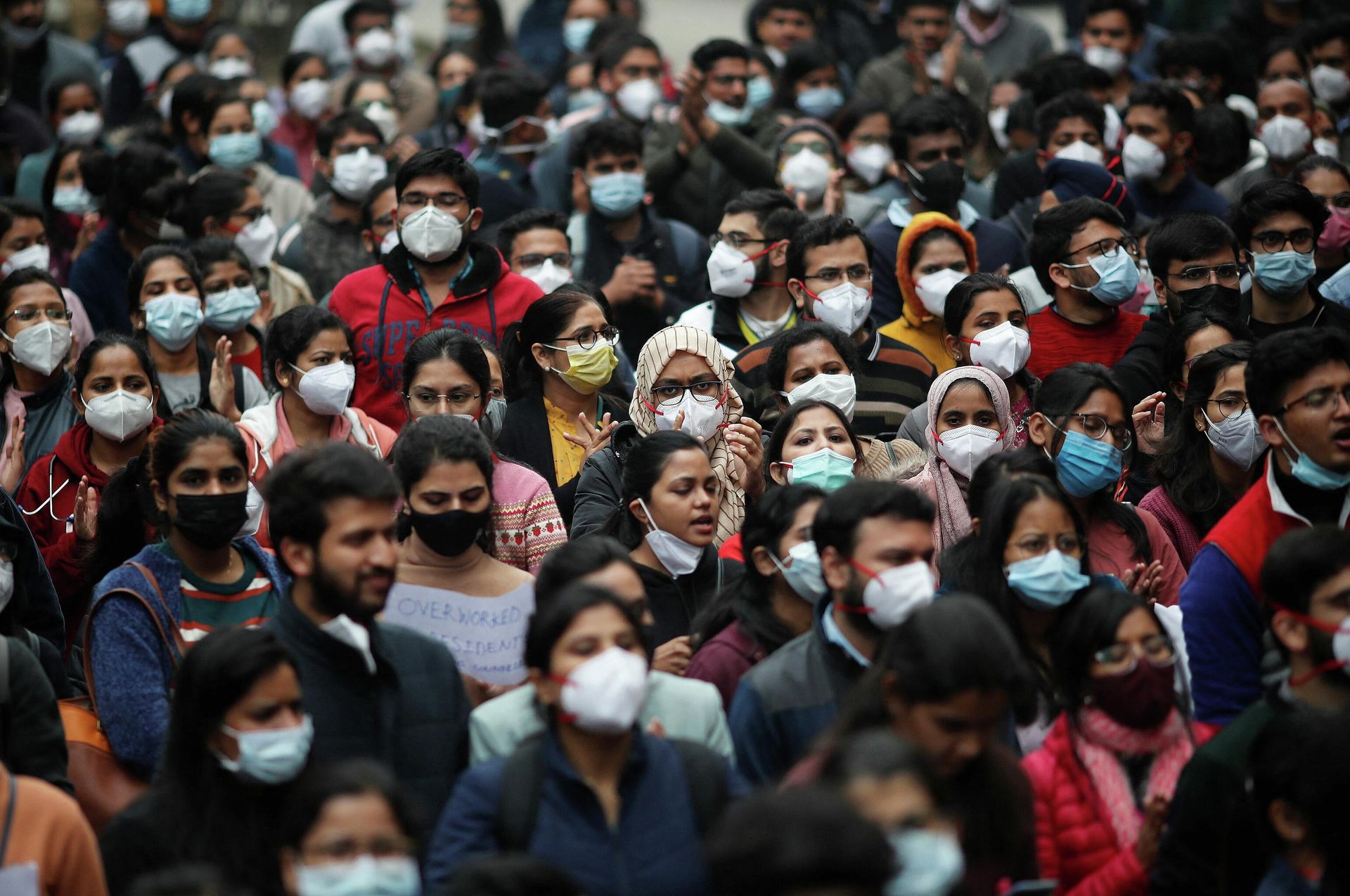 Resident doctors with centre-run government hospitals participate in a protest called by the Federation of Resident Doctors' Association (FORDA) over the delay in National Eligibility-cum-Entrance Test Postgraduate (NEET-PG) 2021 counselling, at the hospital, in New Delhi. - Sputnik International, 1920, 29.12.2021