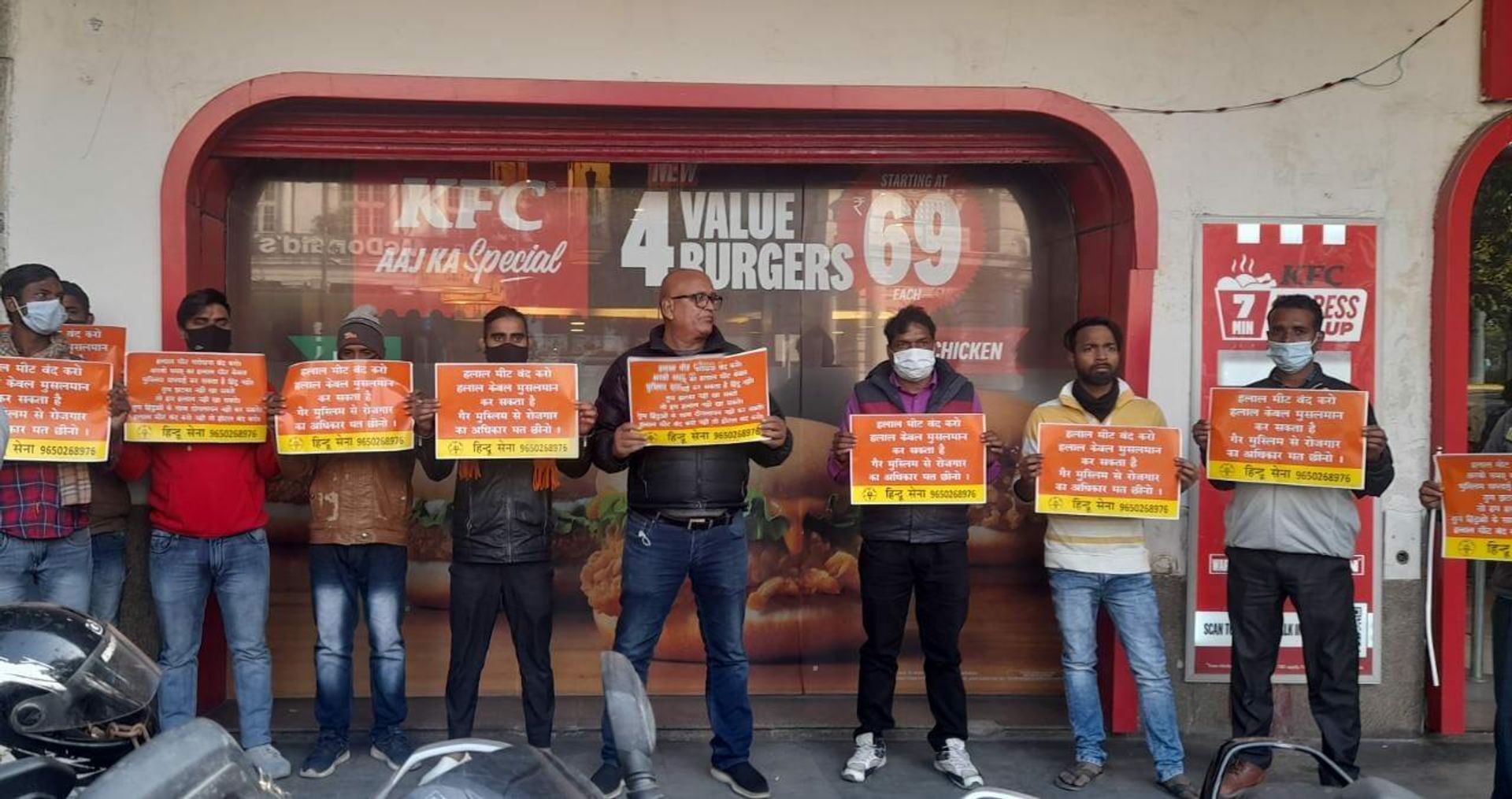 Hindu Sena Members Protesting in front of KFC, Delhi - Sputnik International, 1920, 29.12.2021