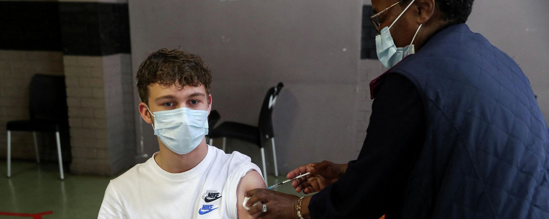 FILE PHOTO: A healthcare worker administers a dose of the Pfizer coronavirus disease (COVID-19) vaccine to a teenager, amidst the spread of the SARS-CoV-2 variant Omicron, in Johannesburg FILE PHOTO: A healthcare worker administers a dose of the Pfizer coronavirus disease (COVID-19) vaccine to a teenager, amidst the spread of the SARS-CoV-2 variant Omicron, in Johannesburg - Sputnik International, 1920, 29.12.2021