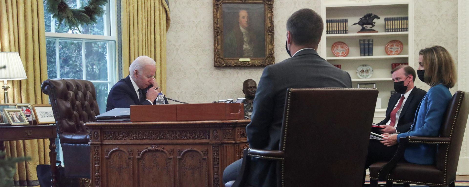 U.S. President Joe Biden is seen in the Oval Office as he speaks by phone U.S. President Joe Biden is seen in the Oval Office as he speaks by phone - Sputnik International, 1920, 29.12.2021