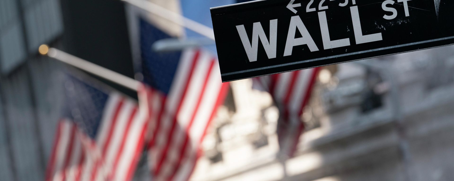 A sign for Wall Street hangs in front of the New York Stock Exchange, July 8, 2021. A sign for Wall Street hangs in front of the New York Stock Exchange, July 8, 2021. - Sputnik International, 1920, 22.03.2023