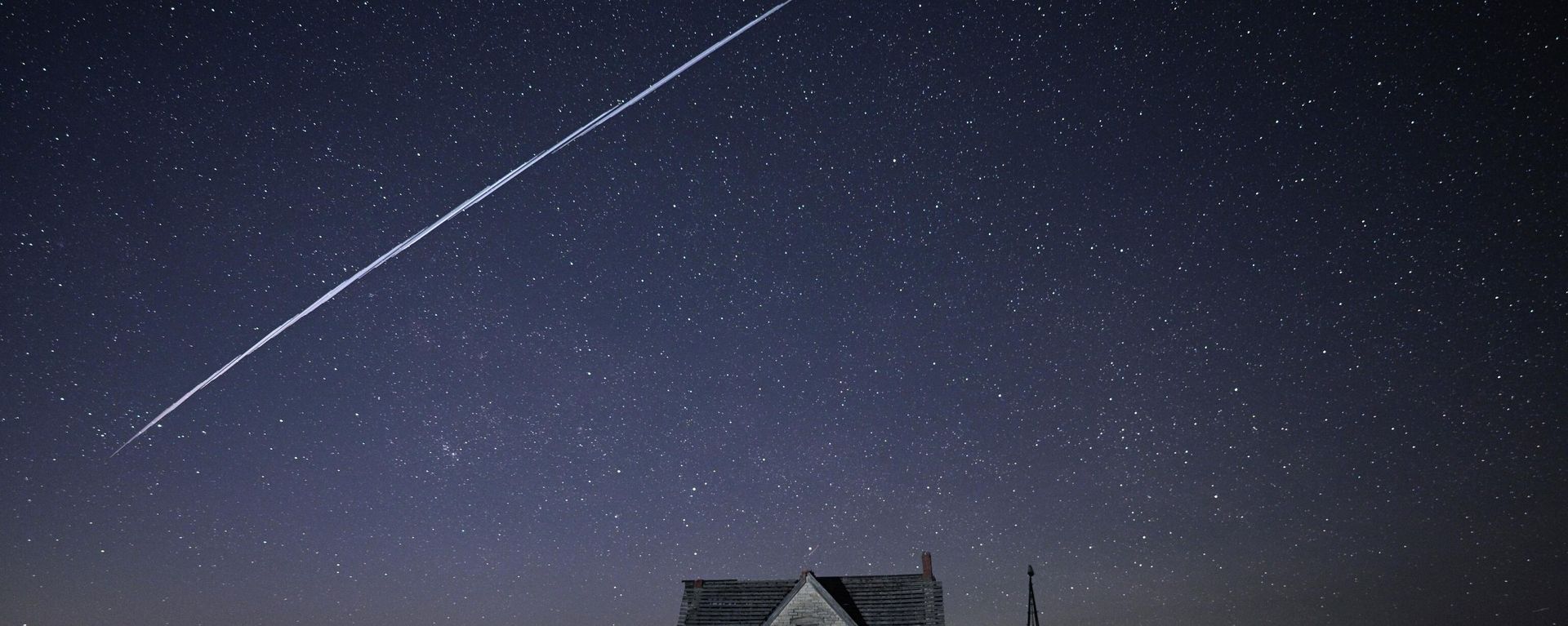 In this photo made with a long exposure, a string of SpaceX StarLink satellites passes over an old stone house near Florence, Kan., on Thursday, May 6, 2021. In this photo made with a long exposure, a string of SpaceX StarLink satellites passes over an old stone house near Florence, Kan., on Thursday, May 6, 2021. - Sputnik International, 1920, 21.01.2022