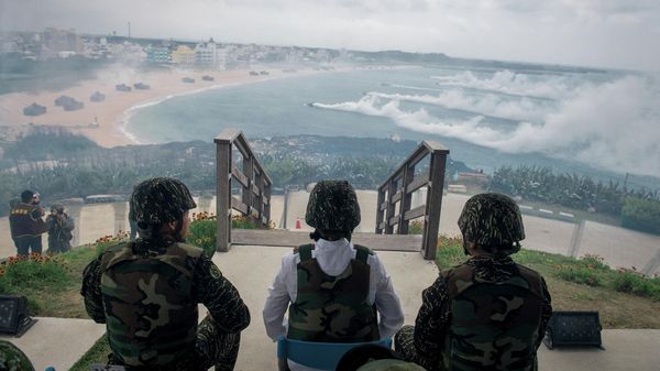 Taiwan’s President Tsai Ing-wen oversees a military drill during the Han Kuang annual exercise, in Penghu, Taiwan May 25, 2017 - Sputnik International