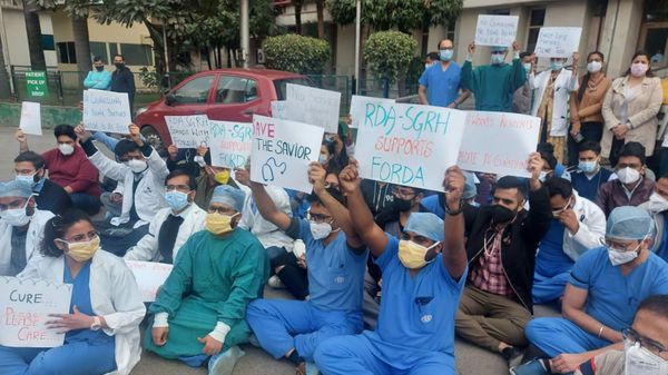 Doctors at Sir Ganga Ram Protesting against Delay in NEET-PG counselling   - Sputnik International