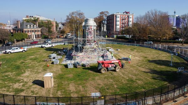 Work crews erect scaffolding to begin the removal of the plinth where a statue of Confederate General Robert E. Lee once stood before it was taken down in Richmond, Virginia, U.S. December 6, 2021. - Sputnik International