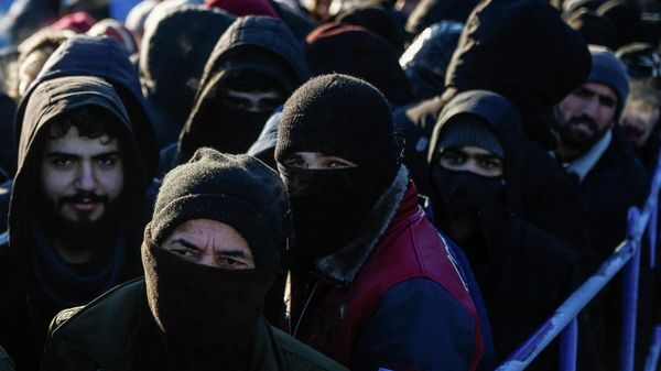 Migrants queue to receive meals outside the transport and logistics centre Bruzgi on the Belarusian-Polish border, in the Grodno region, Belarus December 22, 2021. - Sputnik International