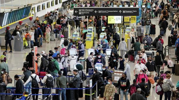 Passengers are seen at Hartsfield-Jackson Atlanta International Airport in Atlanta, Georgia, U.S. December 20, 2021. - Sputnik International