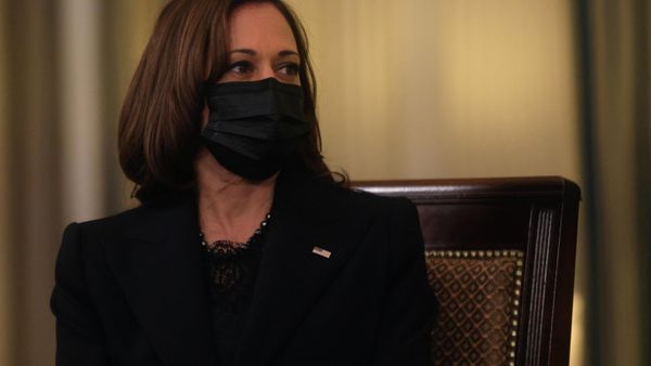 Vice President Kamala Harris and U.S. President Joe Biden  meet with members of the White House COVID-19 Response Team on developments related to the Omicron COVID-19 variant from the State Dining Room at the White House in Washington, U.S., December 9, 2021 - Sputnik International