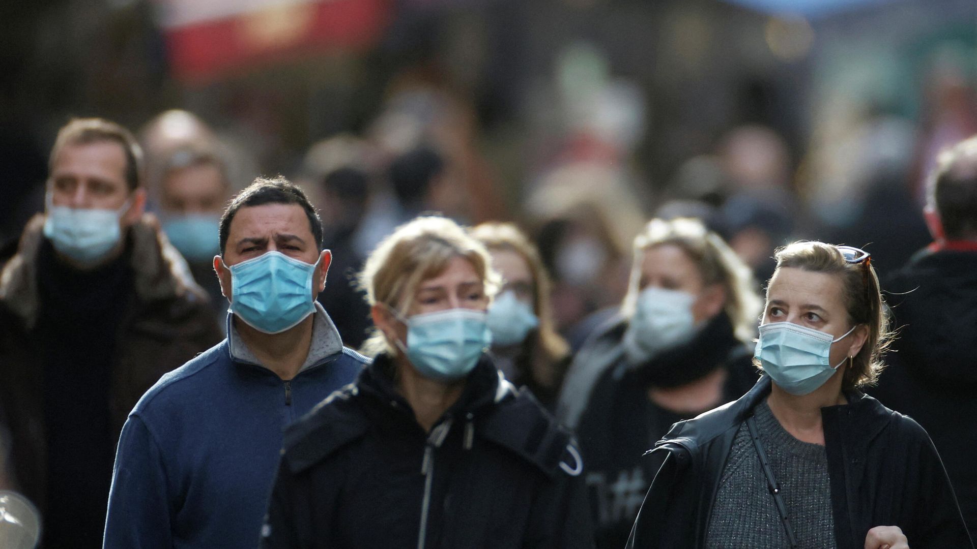 People, wearing protective face masks, walk on the Mouffetard street, amid the spread of the coronavirus disease (COVID-19) pandemic, in Paris, France, December 30, 2021 People, wearing protective face masks, walk on the Mouffetard street, amid the spread of the coronavirus disease (COVID-19) pandemic, in Paris, France, December 30, 2021 - Sputnik International, 1920, 04.01.2022