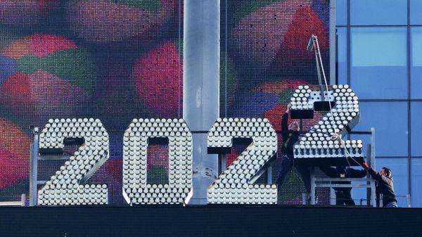 Workers add the number 2 to the numerals above Times Square ahead of New Year's Eve celebrations in Manhattan, New York City, U.S., December 26, 2021 - Sputnik International