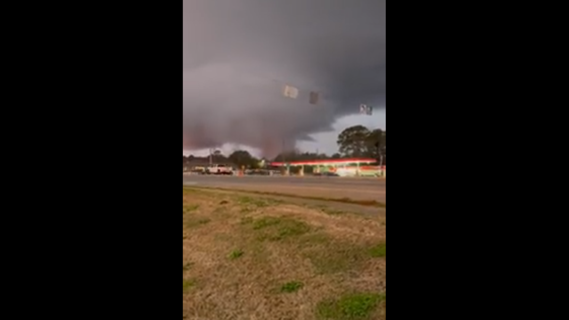 Screenshot captures moment on December 31, 2021, that a tornado tore through several parts of the US state of Georiga and left destruction in its path. - Sputnik International, 1920, 01.01.2022