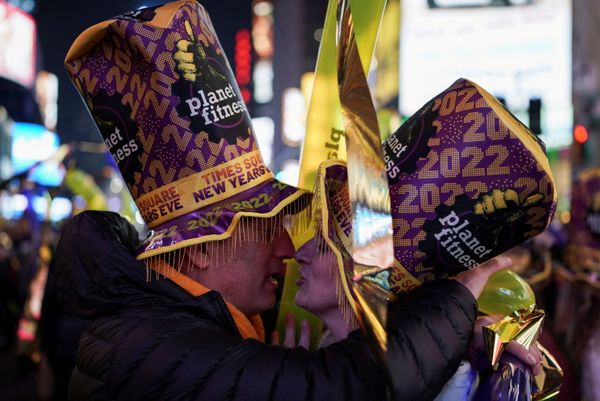 Revellers gather during New Year's Eve celebrations in New York's Times Square, as the Omicron coronavirus variant continues to spread, 31 December 2021. - Sputnik International