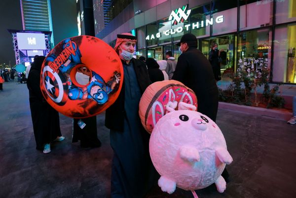 Mashari Al-Zahrani, a Saudi, holds toys for children to celebrate the New Year, at  Boulevard City in Riyadh, Saudi Arabia, 31 December 2021. - Sputnik International
