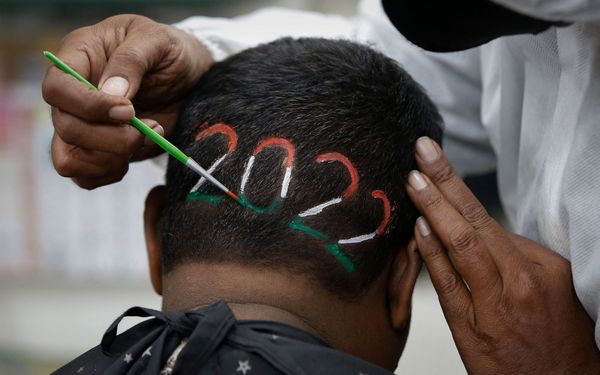 A barber colours the digits of the number 2022 after cutting a man's hair to welcome the upcoming new year, at a barbershop in Ahmedabad, India, 31 December 2021. - Sputnik International