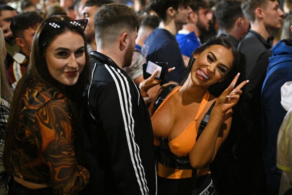 Revellers queue to enter Depot Mayfield, a 10,000 capacity club in Manchester, England on New Year's Eve, 31 December 2021. - Sputnik International