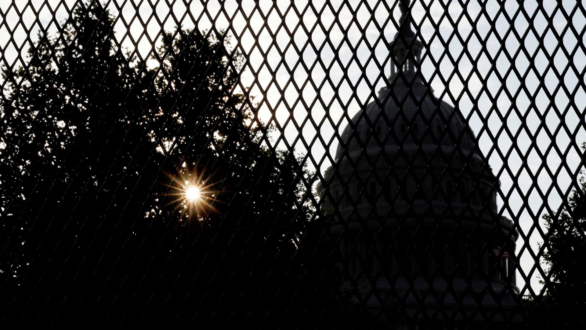 FILE PHOTO: The sun rises behind the U.S. Capitol, surrounded by a security fence ahead of an expected rally Saturday in support of the Jan. 6 defendants in Washington, U.S. September 16, 2021.  REUTERS/Jonathan Ernst/File Photo - Sputnik International, 1920, 01.01.2022