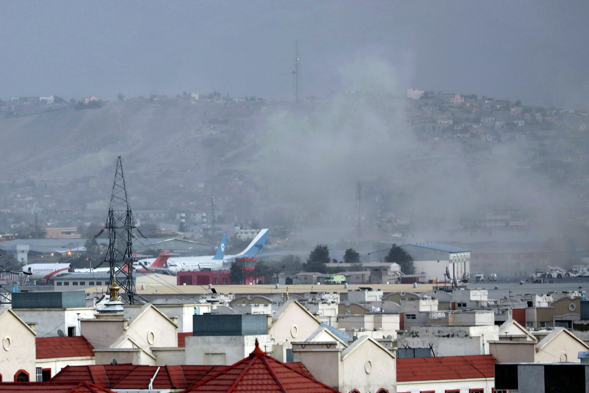 Smoke rises from a deadly explosion outside the airport in Kabul, Afghanistan, Thursday, Aug. 26, 2021.  - Sputnik International, 1920, 13.08.2022