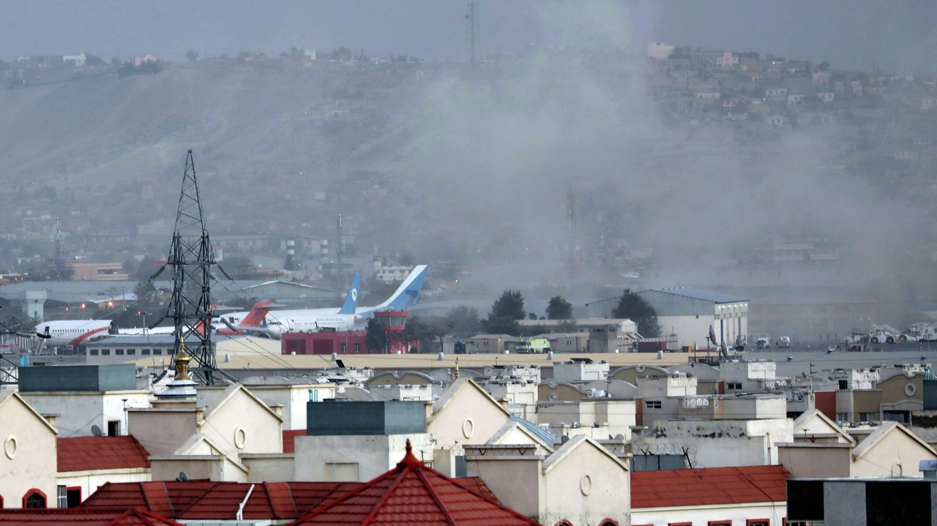 Smoke rises from a deadly explosion outside the airport in Kabul, Afghanistan, Thursday, Aug. 26, 2021.  - Sputnik International, 1920, 15.08.2022