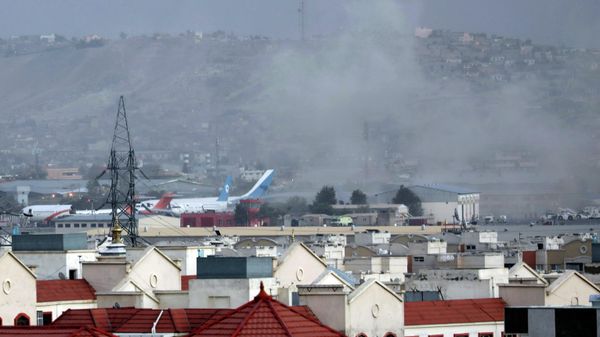 Smoke rises from a deadly explosion outside the airport in Kabul, Afghanistan, Thursday, Aug. 26, 2021.  - Sputnik International