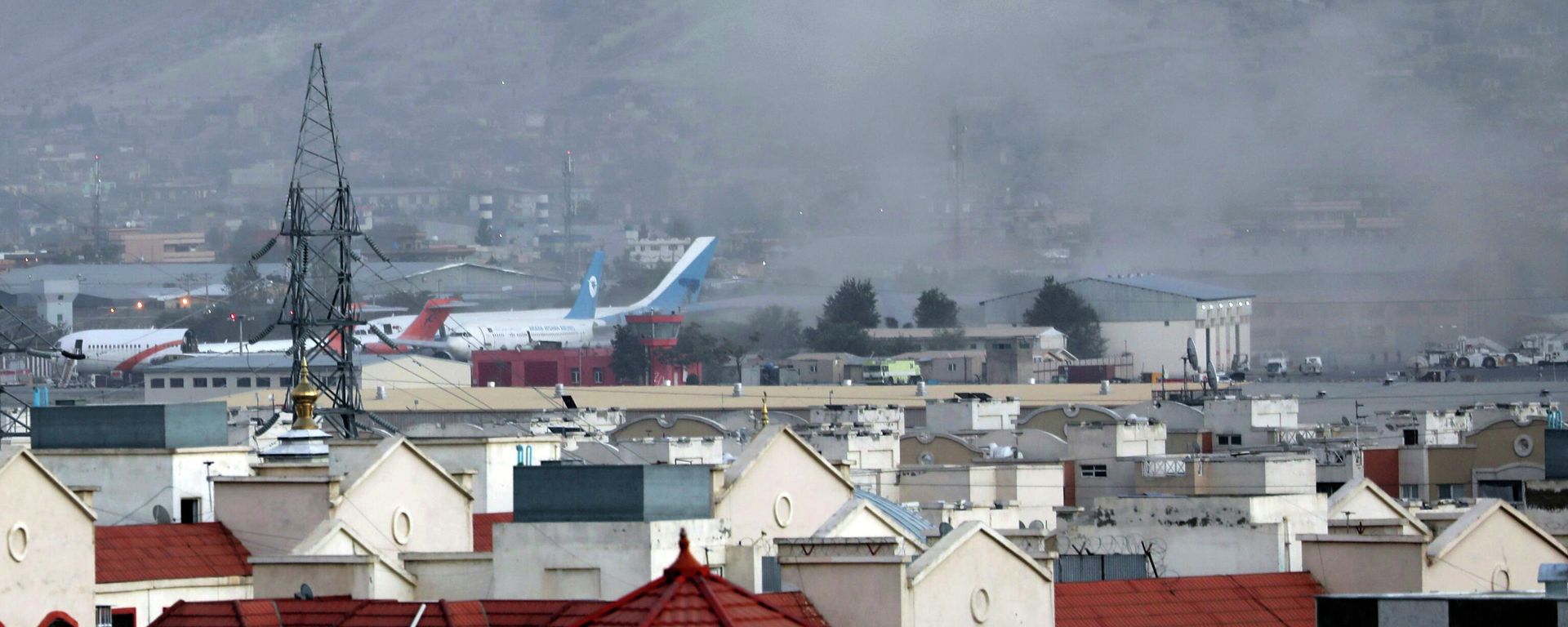 Smoke rises from a deadly explosion outside the airport in Kabul, Afghanistan, Thursday, Aug. 26, 2021.  - Sputnik International, 1920, 15.08.2022