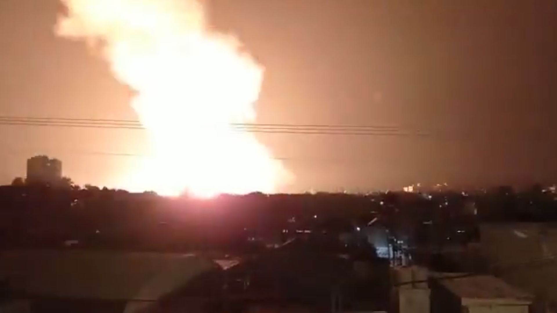 Screenshot captures moment Israeli military jets fired multiple rockets on Hamas targets across the Gaza Strip after two munitions landed near Tel Aviv early Saturday, December 1, 2021. - Sputnik International, 1920, 01.01.2022
