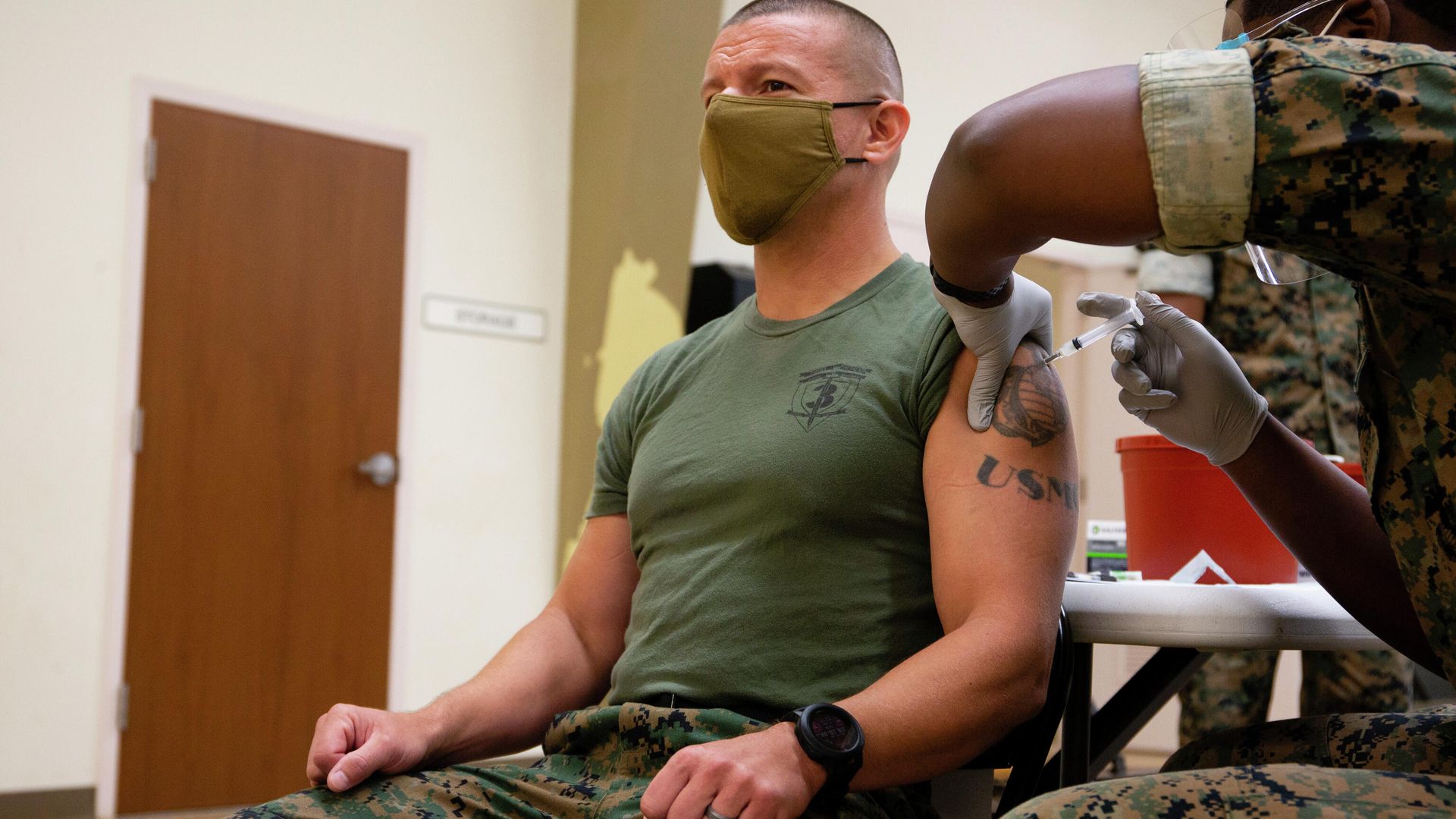 U.S. Marine Corps Sgt. Maj. Christopher Rivera, battalion sergeant major, 1st Battalion, 3d Marines, receives the COVID-19 vaccine, Marine Corps Base Hawaii, Feb. 18, 2021.  - Sputnik International, 1920, 02.01.2022