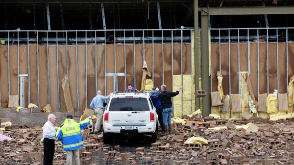 Terry Thornton, left, owner of Thornton Furniture in Bowling Green, Ky., talks with a cleanup crew about damage to his store after a storm Saturday, Jan. 1, 2022. Thornton said when the warnings sounded, everyone in the store got into an interior closet and no one was injured. - Sputnik International