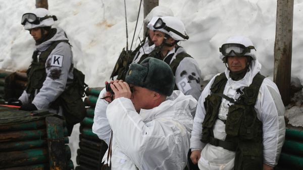 Officers watch maneuvers during joint Russian-Belarusian drills in Russia's Nizhny Novgorod region, file photo. - Sputnik International
